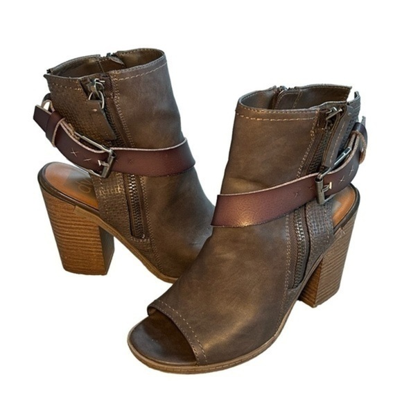 DV by Dolce Vita Shoes - DV BY DOLCE VITA PEEP TOE & HEEL 4” HEELED SIDE ZIP ANKLE BOOTS, SIZE 6.5